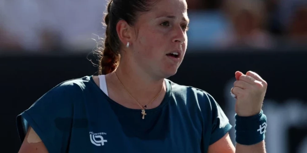 Aļona Ostapenko pārī ar ASV tenisisti Heiliju Baptisti pirmās kārtas mačā ar 6-2, 6-2 pārspēja Filipīnu sportisti Aleksandru Ealu un amerikānieti Ivu Joviču.