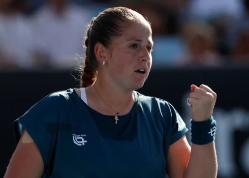 Aļona Ostapenko pārī ar ASV tenisisti Heiliju Baptisti pirmās kārtas mačā ar 6-2, 6-2 pārspēja Filipīnu sportisti Aleksandru Ealu un amerikānieti Ivu Joviču.