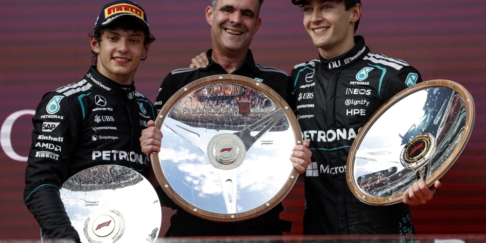 "Mercedes" pilots Andrea Kimi Antonelli no Itālijas, komandas izpilddirektors Haivels Tomass, un pilots Džordžs Rasels no Lielbritānijas pozē uz pjedestāla.
