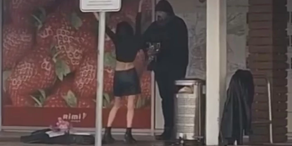 На прошлой недел нескольким покупателям магазина Rimi в Бауске "повезло" — их развлекала полуобнаженная женщина у входа.