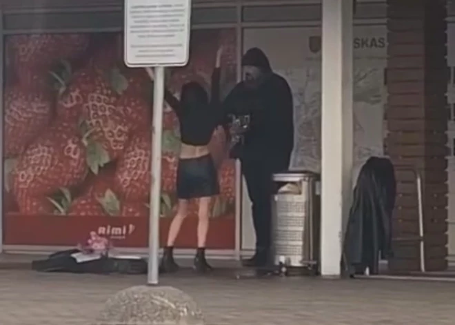 "Весна ударила в голову": женщина начала раздеваться у магазина в Бауске - теперь видео обсуждает весь город