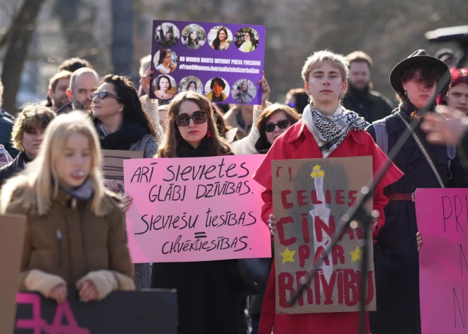 Rīgā jau astoto reizi aizvadīts "Centra Marta" rīkotais Sieviešu solidaritātes gājiens.