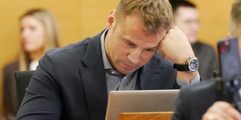 Rīgas domes deputāts Mairis Briedis ir kavējis septiņas no 18 līdz šim notikušajām šī sasaukuma Rīgas domes sēdēm.