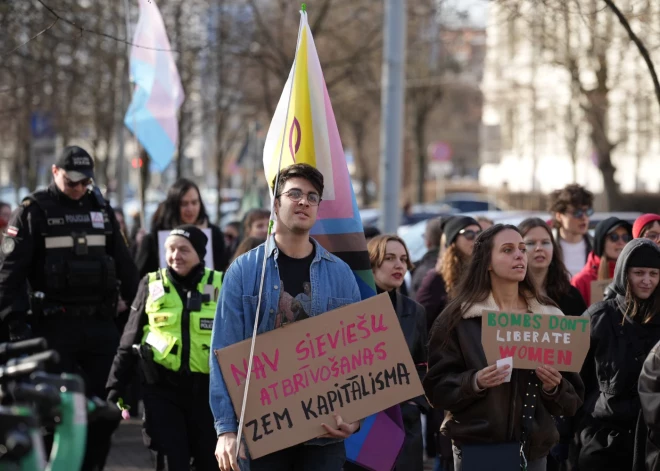 Starptautiskajā sieviešu dienā, 8. martā, vairāki desmiti cilvēku devās Rīgas ielās, lai piedalītos iekļaujošā feminisma gājienā “Feminisms visiem”.