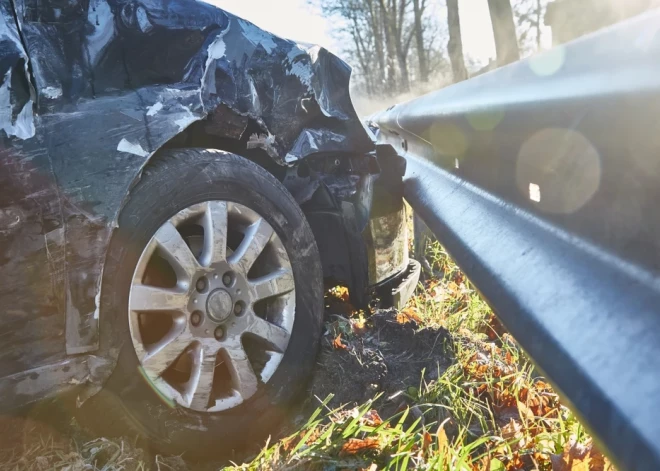 Autovadītāja netiek galā ar spēkrata vadību un nobrauc no ceļa — Ogres novadā avārijā cietuši divi cilvēki