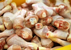 Daļa produktu no tirdzniecības atsaukta, daļai beidzies derīguma termiņš.