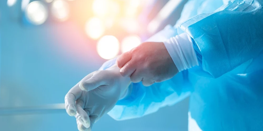 Britu ķirurgs pirmo reizi attālināti veicis operāciju pacientam Gibraltārā.