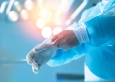 Britu ķirurgs pirmo reizi attālināti veicis operāciju pacientam Gibraltārā.