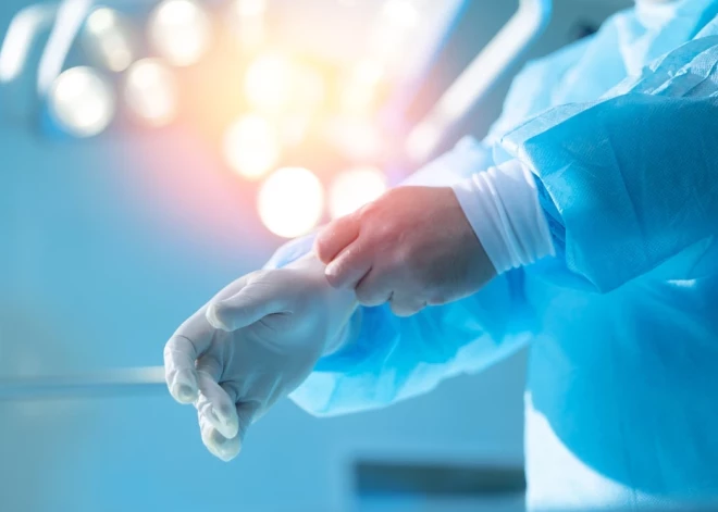 Vēsturisks sasniegums medicīnā — ārsts no Londonas ar robota palīdzību izoperē 2400 kilometru attālumā esošu pacientu