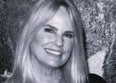 65 gadu vecumā mūžībā devusies aktrise Dženifera Runjona