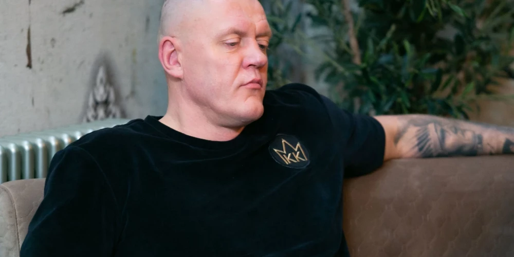 Iepriekš publiski paustais liecina, ka Kristapam ar tēvu Kasparu Kambalu ir sarežģītas attiecības.