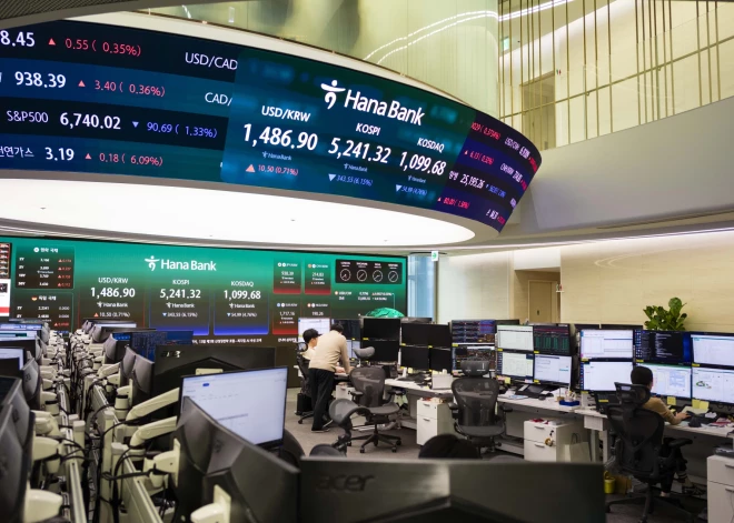 ASV un Irānas kara dēļ naftas cenas kāpj līdz augstākajam līmenim kopš 2022. gada