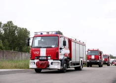 Пожарные Латвии за три дня получили 145 вызовов: людей снимали со льда, тушили машины и сухую траву