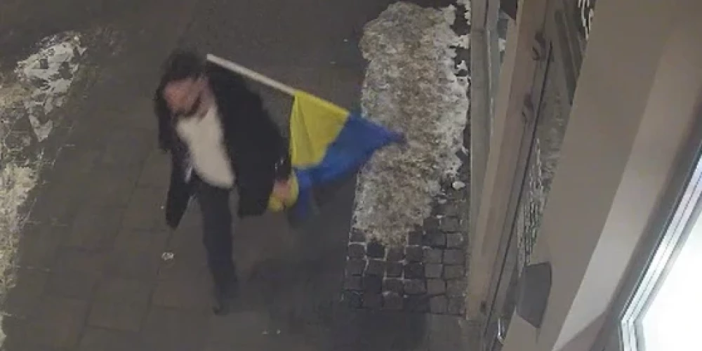 Rīgā vīrietis izrēķinās ar Ukrainas karogu.
