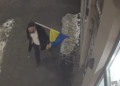 VIDEO: noplēsa un vilka kā lupatu: policija meklē vīrieti, kurš Rīgā apgānīja Ukrainas karogu