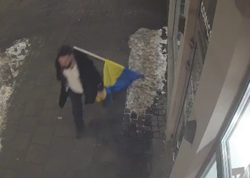 Rīgā vīrietis izrēķinās ar Ukrainas karogu.