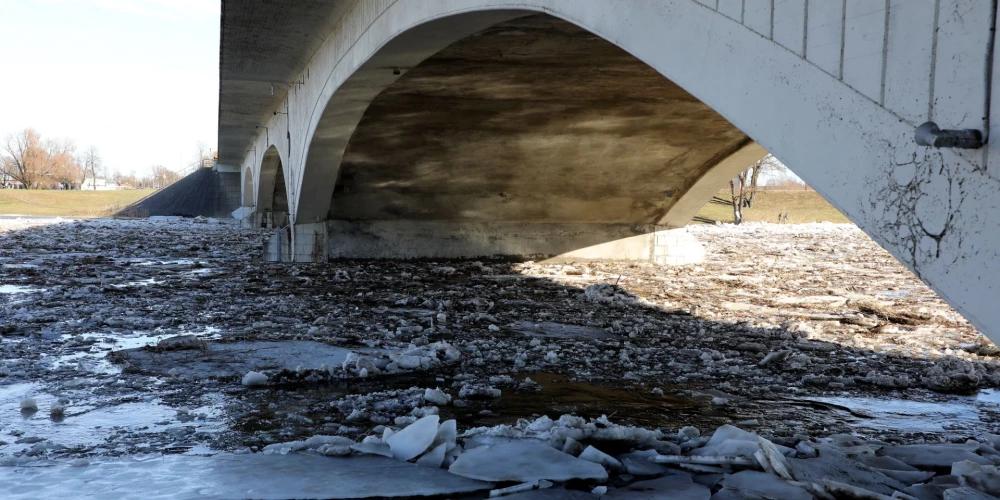 Glābēji Jelgavā palīdzējuši nokļūt krastā Lielupes ledū ielūzušam cilvēkam.