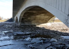 Jelgavā glābēji palīdzējuši krastā nokļūt ledū ielūzušam cilvēkam