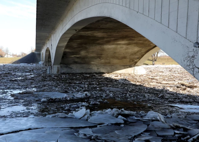 Jelgavā glābēji palīdzējuši krastā nokļūt ledū ielūzušam cilvēkam