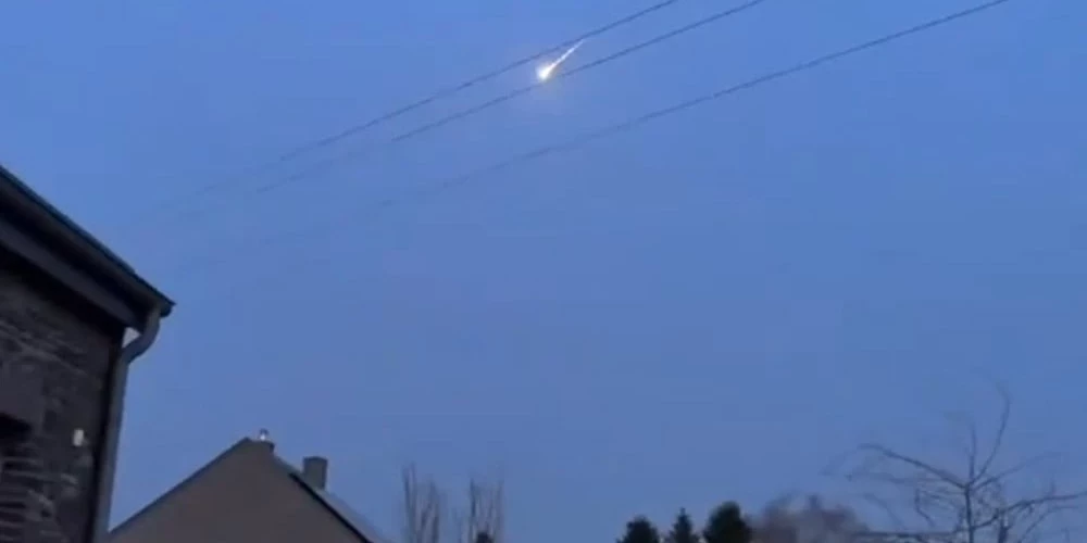 Meteorīts ietriecas dzīvojamās mājas jumtā.