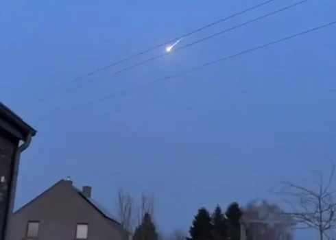 Meteorīts ietriecas dzīvojamās mājas jumtā.