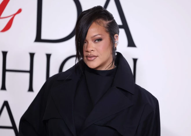 Losandželosā apšaudīta dziedātājas Riannas māja