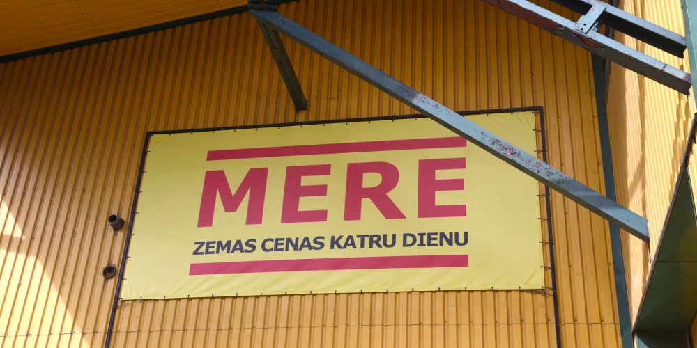 В магазинах Mere в Латвии нашли просроченное мясо и подмену сроков годности.