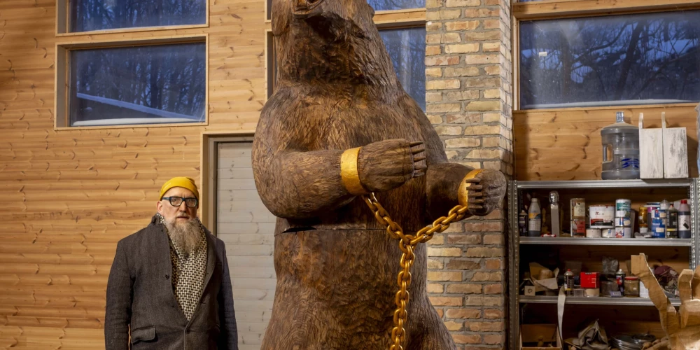 В Венеции покажут работу латвийского скульптора о силе, власти и ответственности.