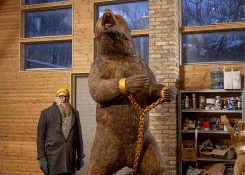 В Венеции покажут работу латвийского скульптора о силе, власти и ответственности.