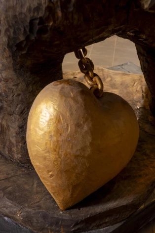 Слово «сердце» в названии обозначает важный поворот. Бикше предлагает мыслить о власти не в категориях доминирования, а в категориях ответственности.