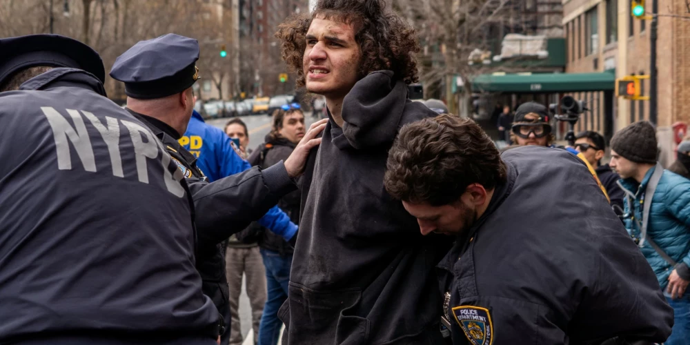 Ņujorkā demonstrācijā pret islāmu iemests spridzeklis.