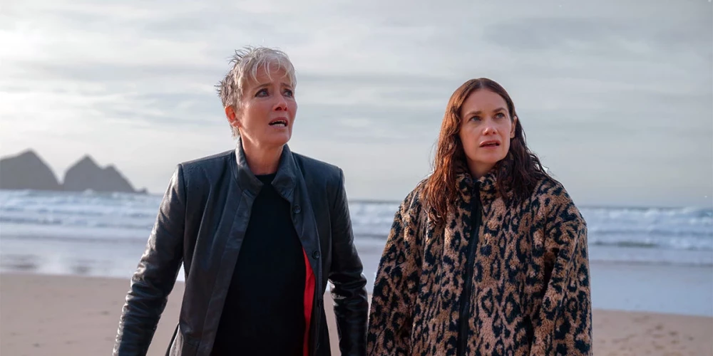 Abas vadošās lomas atveido spožas, godalgotas aktrises no dažādām paaudzēm – Emma Tompsone (privātdetektīve Zoja Bārnsa) un Ruta Vilsone (Sāra).