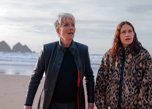 Abas vadošās lomas atveido spožas, godalgotas aktrises no dažādām paaudzēm – Emma Tompsone (privātdetektīve Zoja Bārnsa) un Ruta Vilsone (Sāra).