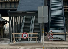 "Прям по-богатому!" - рижане обсуждают первые в столице уличные эскалаторы у станции Земитаны