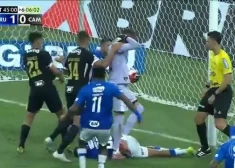 VIDEO: Futbola līgas fināls Brazīlijā noslēdzas ar masu kautiņu