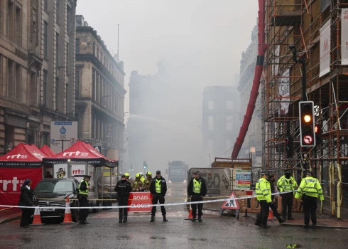 Plaša ugunsgrēka Glāzgovā dēļ Skotijā traucēta vilcienu satiksme.