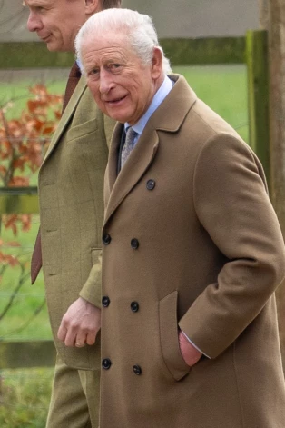 Karalis Čārlzs šā gada 8. maijā, apmeklējot dievkalpojumu Sv. Marijas Magdalēnas baznīcā Sandringemā.