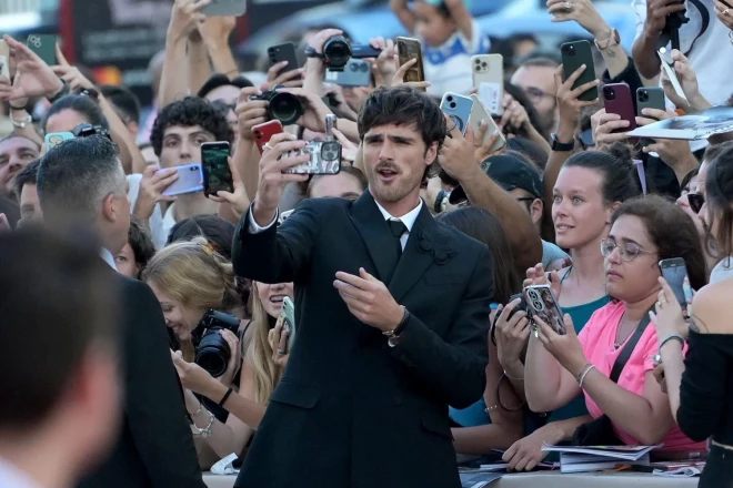 Джейкоб Элорди и фанатки.