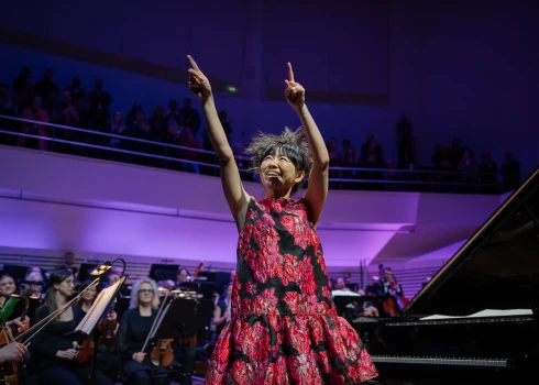 Японская звезда джаза Хироми впервые выступила в Латвии с симфоническим оркестром.