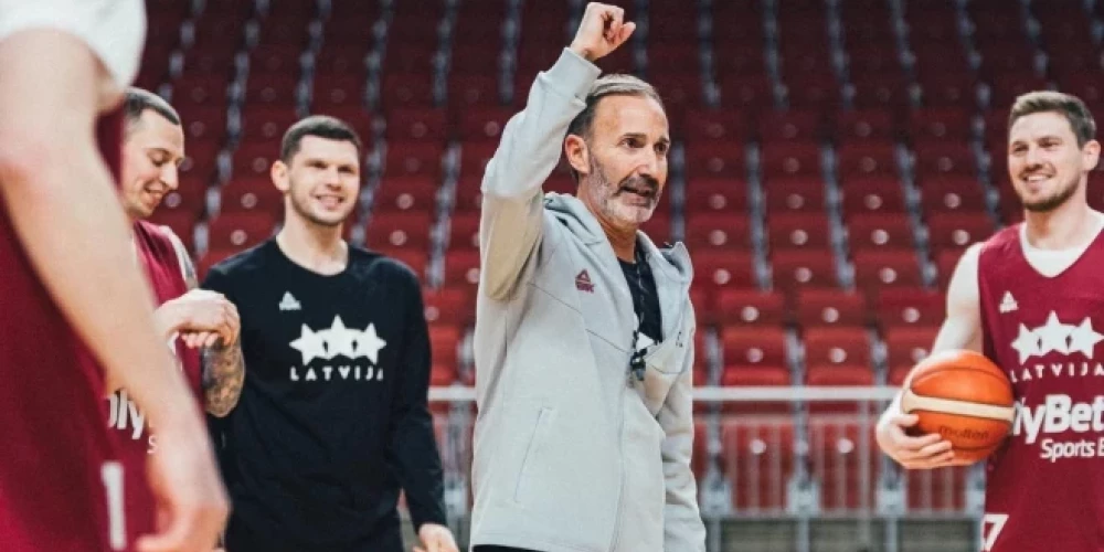 Sito Alonso (vidū) saprot, ka desmit dienās nevar pārnest savu filosofiju. 