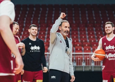 Sito Alonso (vidū) saprot, ka desmit dienās nevar pārnest savu filosofiju.