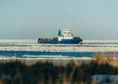 FOTO: Skultes ostā jau nedēļu nav izdevies atbrīvot uz sēkļa uzstumto kuģi