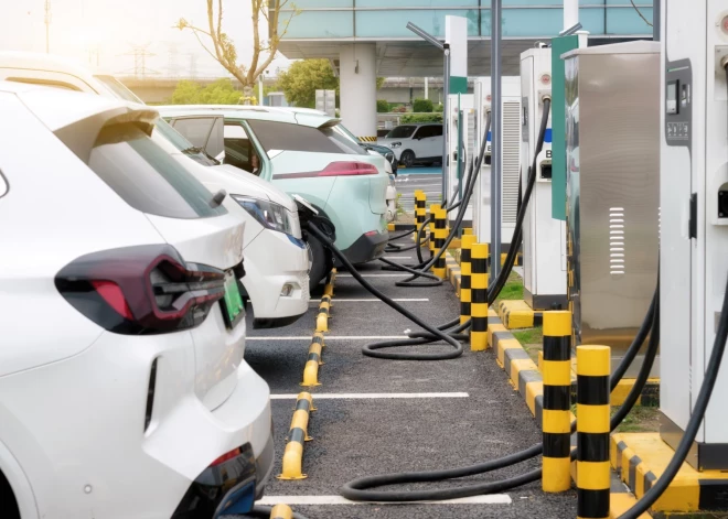 Электромобили становятся нормой в Латвии: рекордные продажи и падение цен