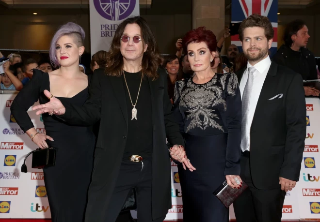 Ozijs Osborns ar sievu Šāronu un bērniem Kelliju un Džeku 2015. gadā.