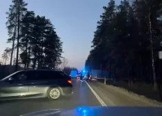 VIDEO: traģiska avārija uz Rīgas apvedceļa pie Ērgļu ceļa: gājis bojā cilvēks, satiksme bloķēta