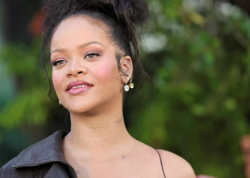 Par šaušanu pie Riannas Losandželosas mājas aizturēta sieviete.