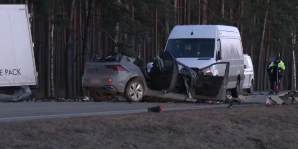 Спасатели срезали крышу с разбитого авто, но спасти водителя не смогли.