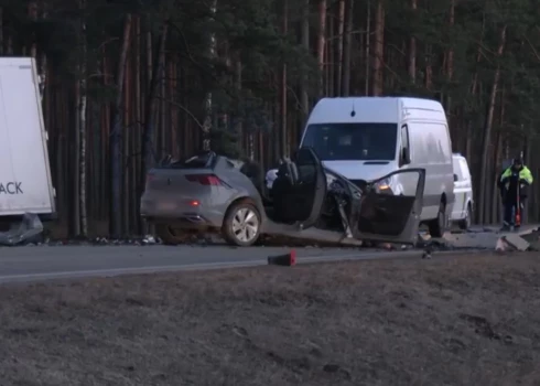 Спасатели срезали крышу с разбитого авто, но спасти водителя не смогли.