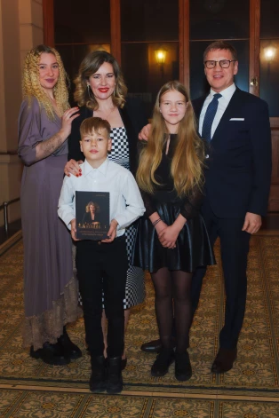 2023. gada 7. decembrī Rīgas Biržas namā Danas Reiznieces biogrāfiskās grāmatas "Lielmeistares atklātnes" atklāšanas svētkos – vecākā meita Helēna, bijušais dzīvesbiedrs Andris Ozols ar jaunākajiem bērniem Herbertu un Sofiju.