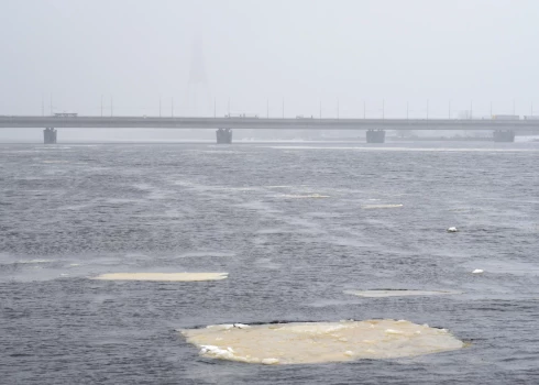 Sievietes mirstīgās atliekas atrastas uz Daugavas ledus pie Salu tilta.